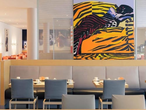 Stilvolles Restaurant mit zeitgenössischer Kunst und elegantem Ambiente