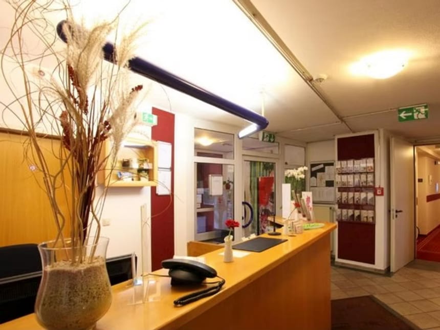 Gemütlicher Empfangsbereich im Hotel