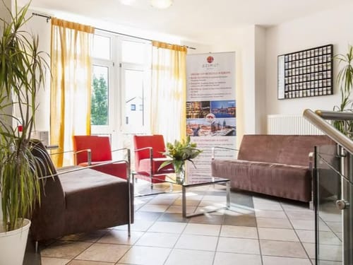 Gemütlicher Lounge-Bereich in einem modernen Hotel mit Sitzmöglichkeiten und Pflanzen