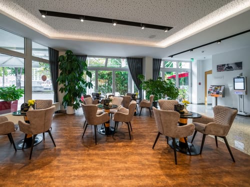 Einladendes Caféambiente mit hellem Design und bequemen Sitzmöglichkeiten