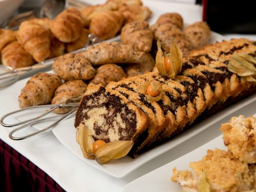 Leckeres Gebäckbuffet mit Marmorkuchen und Croissants