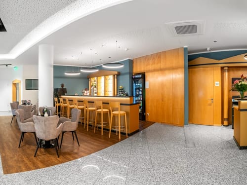 Moderne Hotelbar mit eleganter Einrichtung und gemütlichen Sitzgelegenheiten