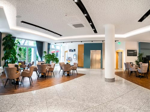 Modernes Hotellobby-Design mit Sitzbereichen und Pflanzen