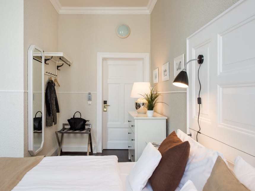 Modernes Hotelzimmer mit gemütlichem Bett und stilvoller Dekoration