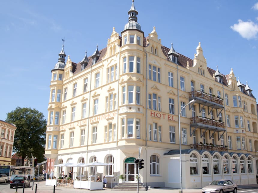Historisches Hotelgebäude im sonnigen Stadtzentrum