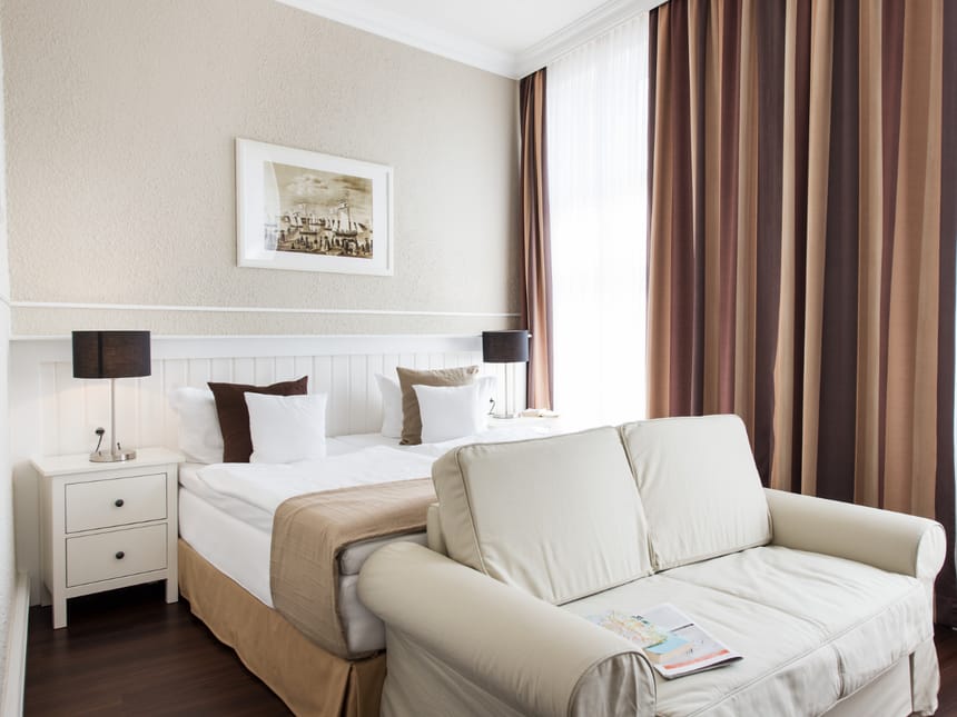 Modernes Hotelzimmer mit gemütlichem Bett und Sofa