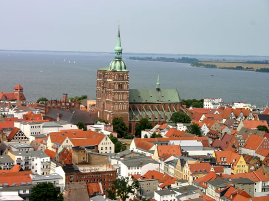 Luftaufnahme der Stadt Stralsund mit Marienkirche und Blick auf das Meer