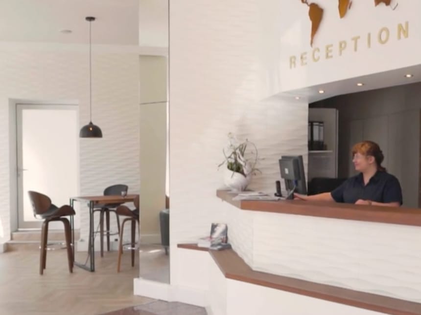 Moderne Hotelrezeption mit Empfangsmitarbeiterin
