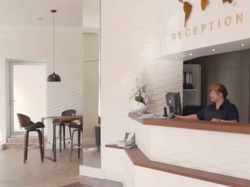 Moderne Hotelrezeption mit Empfangsmitarbeiterin