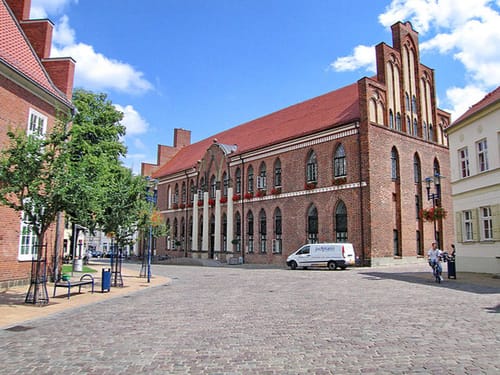 Historisches Backsteinrathaus am Marktplatz – Norddeutsche Architektur