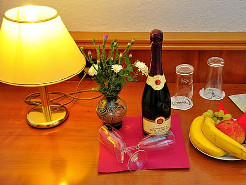Hotelzimmer Begrüßung mit Sekt und Obstplatte – romantisches Willkommensarrangement