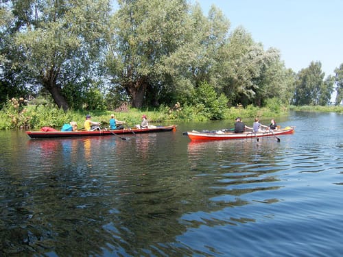 Kanutour auf idyllischem Fluss – Naturerlebnis im Sommer