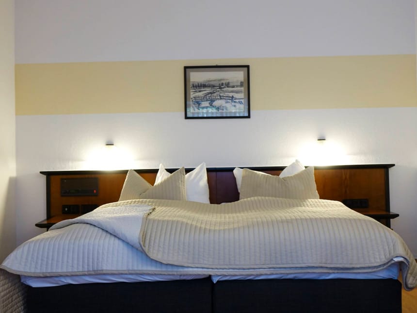 Komfortables Hotelzimmer mit Doppelbett und stimmungsvoller Beleuchtung