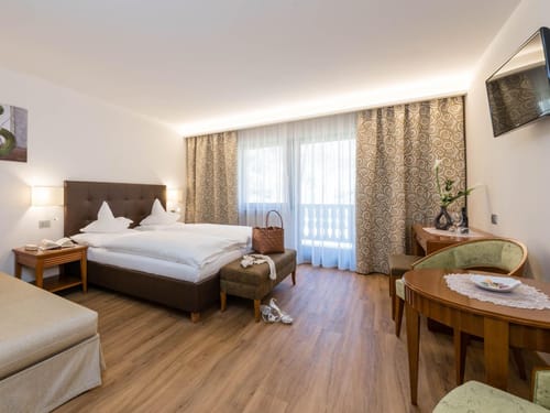 Modernes Hotelzimmer mit Doppelbett und stilvoller Einrichtung