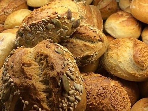 Frische Körnerbrötchen – Knusprige Backwaren mit Sonnenblumen- und Kürbiskernen