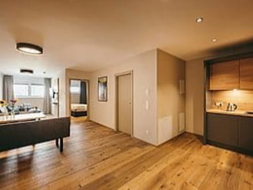 Helles Apartment mit Holzboden und moderner Einrichtung