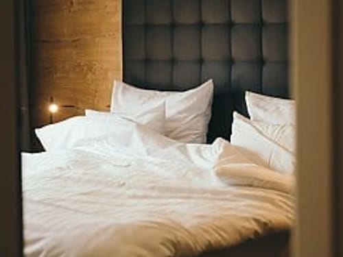 Luxuriöses Schlafzimmer mit weißen Kissen und elegantem Bett
