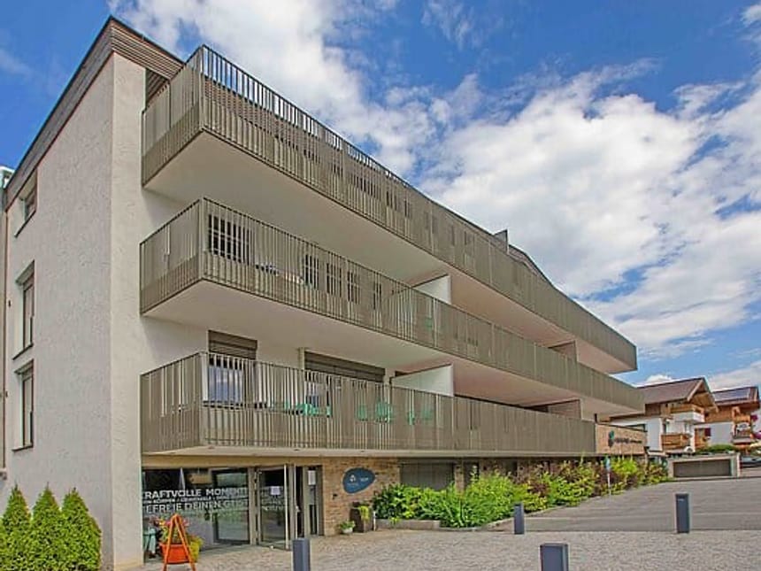 Modernes Apartmentgebäude mit Balkonen in den Alpen