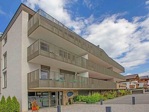 Modernes Apartmentgebäude mit Balkonen in den Alpen