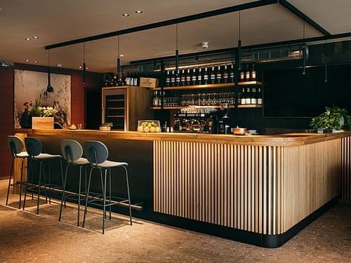 Stilvolle Restaurantbar mit Holzverkleidung und modernem Design