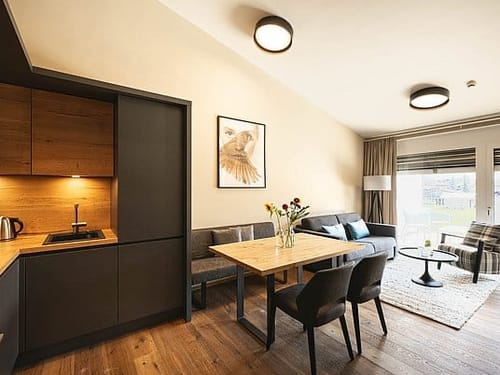 Stilvolles Apartment mit Küchenzeile und Wohnzimmer – modernes Interieur