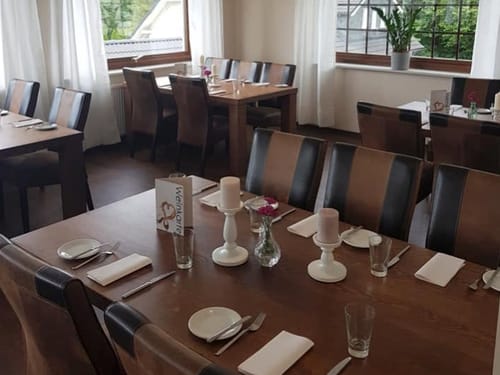 Stilvoll gedeckter Tisch im Restaurant – Gemütliche Atmosphäre für Ihre Feier