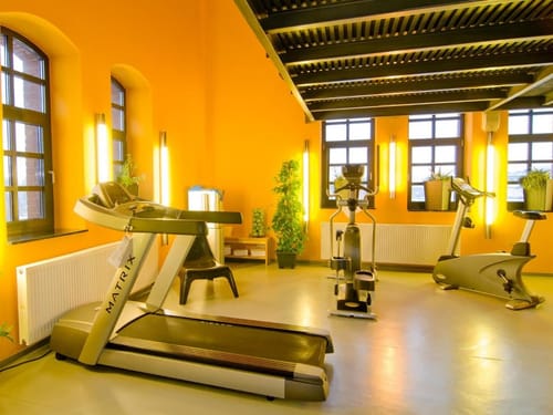 er helle und modern ausgestattete Fitnessraum lädt mit professionellen Trainingsgeräten und angenehmer Atmosphäre zum Sport während des Hotelaufenthalts ein