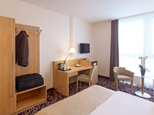 Komfortables Hotelzimmer mit Arbeitsbereich und stilvoller Einrichtung