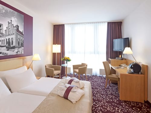 Komfortables Hotelzimmer mit eleganter Einrichtung und regionalem Flair