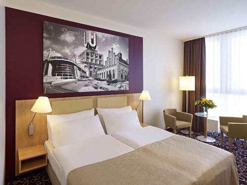 Stilvolles Doppelzimmer im Hotel Dortmund mit Stadtmotiv-Kunstwerk