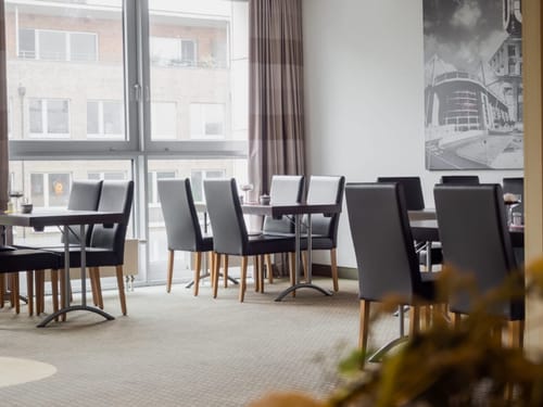 Stilvolles Restaurant mit modernem Ambiente und natürlichem Licht