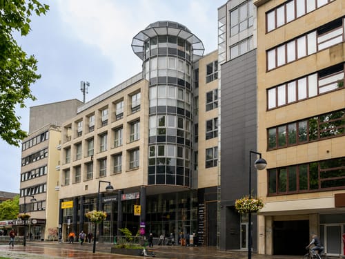 Sunday Hotel Dortmund City mit markanter Glaskuppel und Geschäften im Erdgeschoss