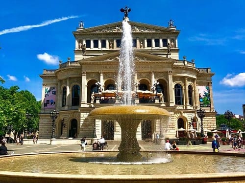Alte Oper Frankfurt – Historisches Wahrzeichen mit Brunnen im Sommer