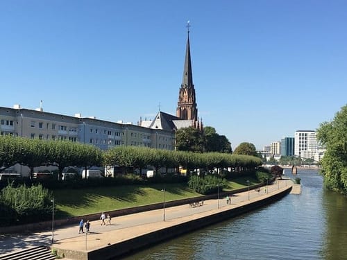Dreikönigskirche Frankfurt am Main – Stadtpanorama am Flussufer