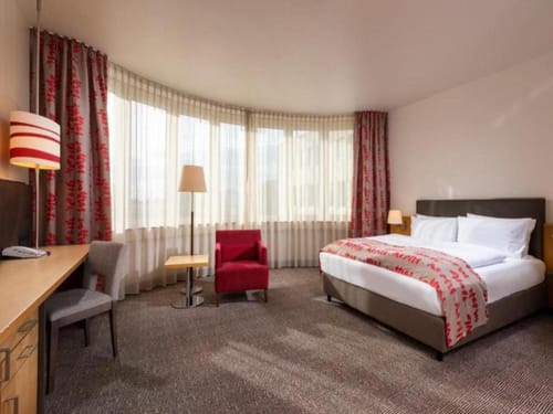 Elegantes Hotelzimmer mit Doppelbett und stilvollem Interieur