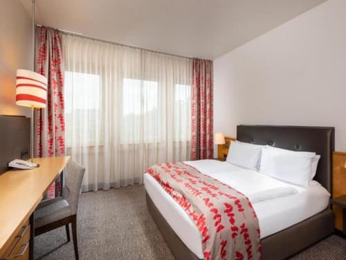 Komfortables Hotelzimmer mit Doppelbett und elegantem Design