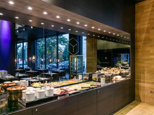 Das großzügige Frühstücksbuffet überzeugt mit einer vielfältigen Auswahl an frischen Speisen und einem modernen, einladenden Ambiente.