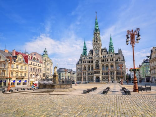 Der Marktplatz von Liberec mit dem beeindruckenden neogotischen Rathaus – eines der schönsten Wahrzeichen Nordböhmens