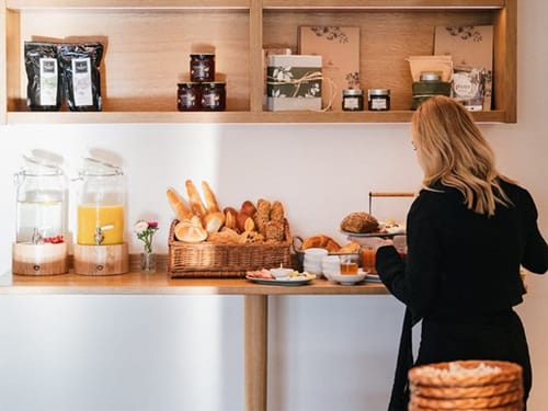 Hotelfrühstück mit frischem Buffet – regionale Spezialitäten und Backwaren