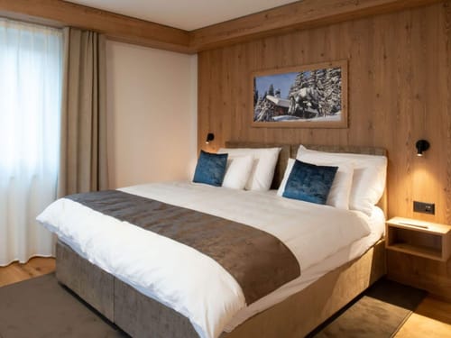 Alpines Hotelzimmer mit Doppelbett – Rustikales Holzambiente und elegante Einrichtung