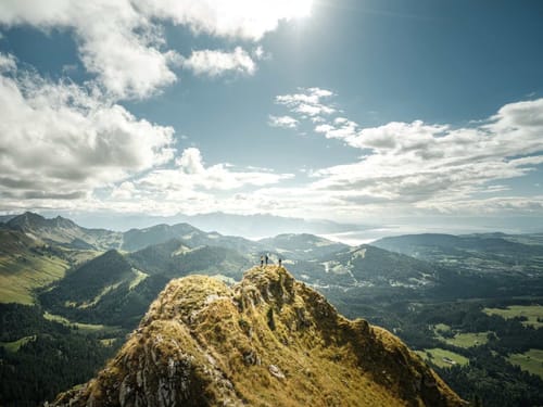 Berggipfel mit Panoramablick – Wandern in den Alpen