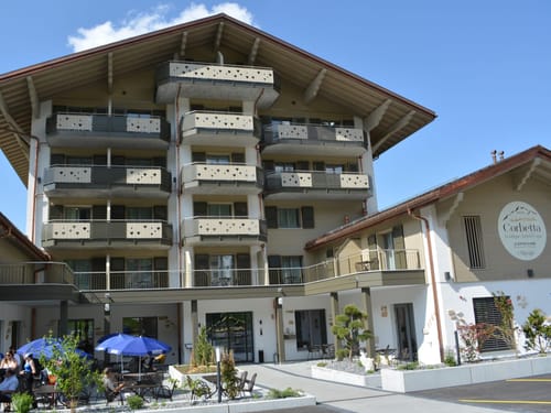 Corbetta Boutique Hotel & Spa – Außenansicht mit Terrasse in den Alpen