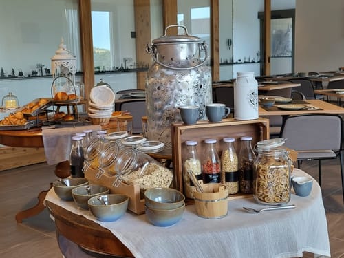 Frühstücksbuffet mit Müsli, Gebäck und Getränken – Landhotel Frühstück