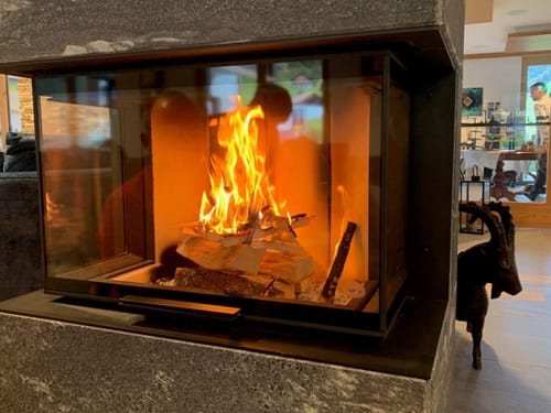 Gemütlicher Design-Kamin mit Holzfeuer – Wärme und Atmosphäre im Alpenhotel