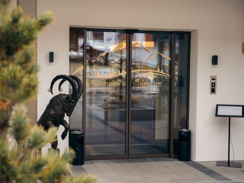 Le Bistro d'Aimé – Eingang zum Restaurant & Pizzeria l'Alpage