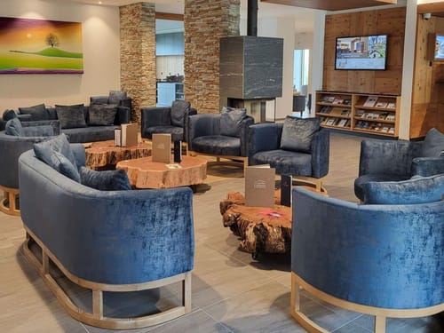 Luxuriöse Hotellobby mit alpinem Design und gemütlicher Lounge-Atmosphäre