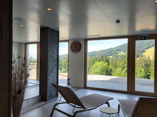 Wellnessbereich mit Ruheraum und Bergpanorama – Entspannung pur
