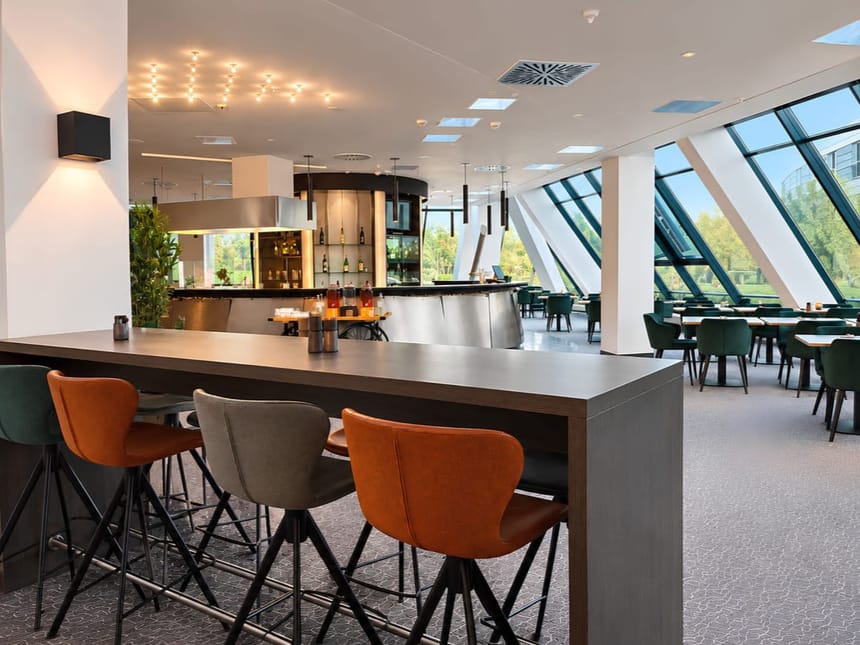 Elegantes Hotelrestaurant mit Bar und Panoramafenster – modernes Interieur