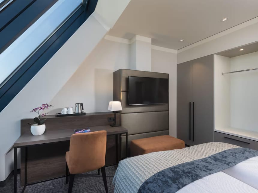 Elegantes Hotelzimmer mit Dachschräge und moderner Ausstattung