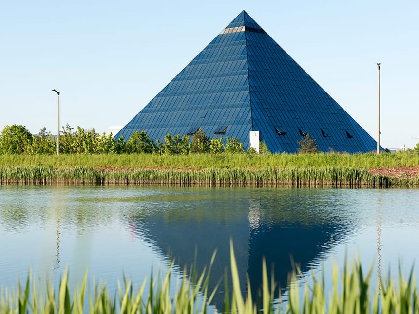 Moderne blaue Glaspyramide am See – Architektur trifft Natur